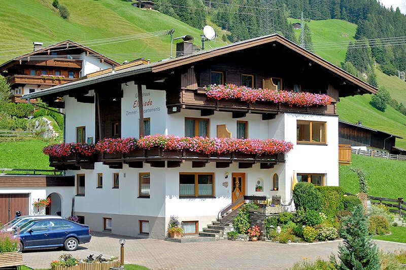Hausansicht im Sommer von Gästehaus Elfriede in Gerlos
