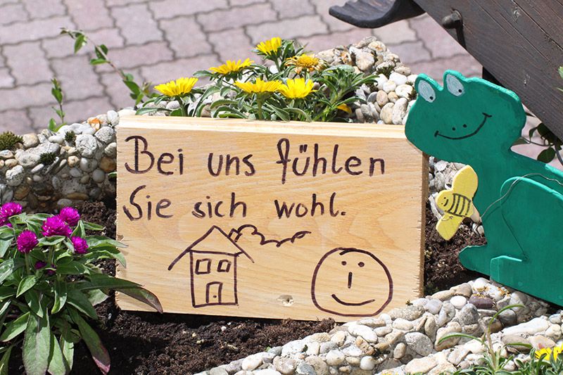 Schild mit Bei uns fühlen Sie sich wohl