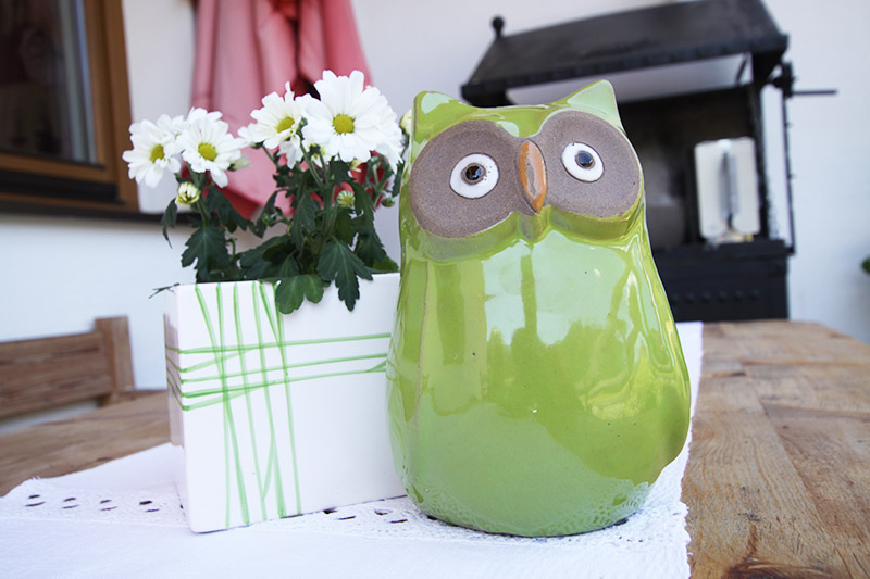 Deko-Eule im Garten bei Haus Elfriede