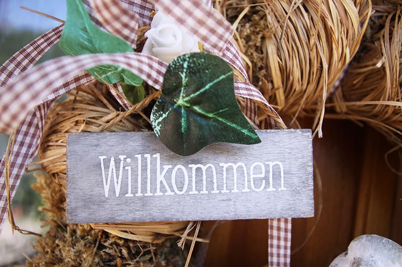 Willkommen-Schild von Haus Elfriede