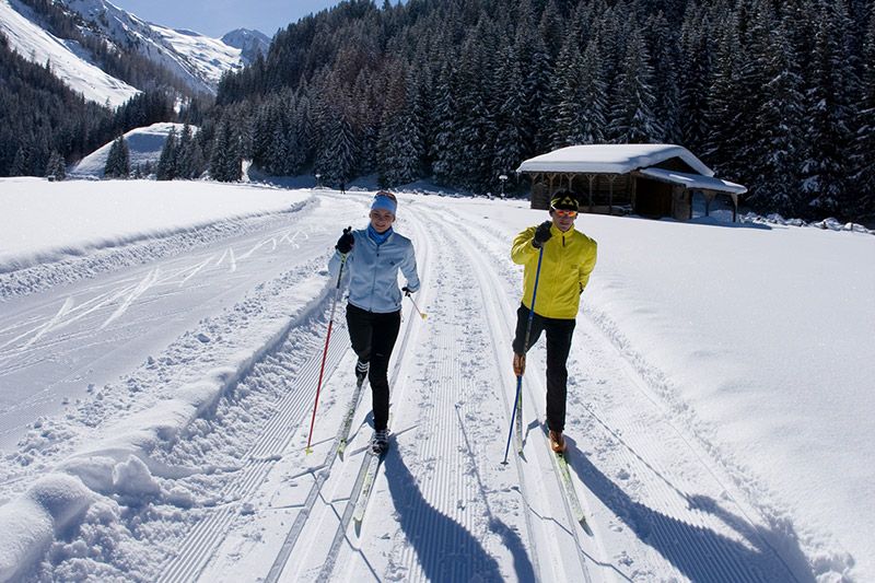 Langlaufen auf der Loipe im Zillertal