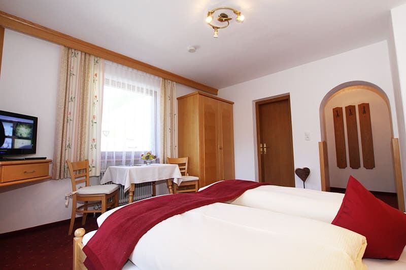 Zimmer mit Doppelbett, Sitzgelegenheit, SAT-TV und Kasten