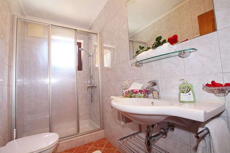 Badezimmer mit Dusche und WC im Familienzimmer