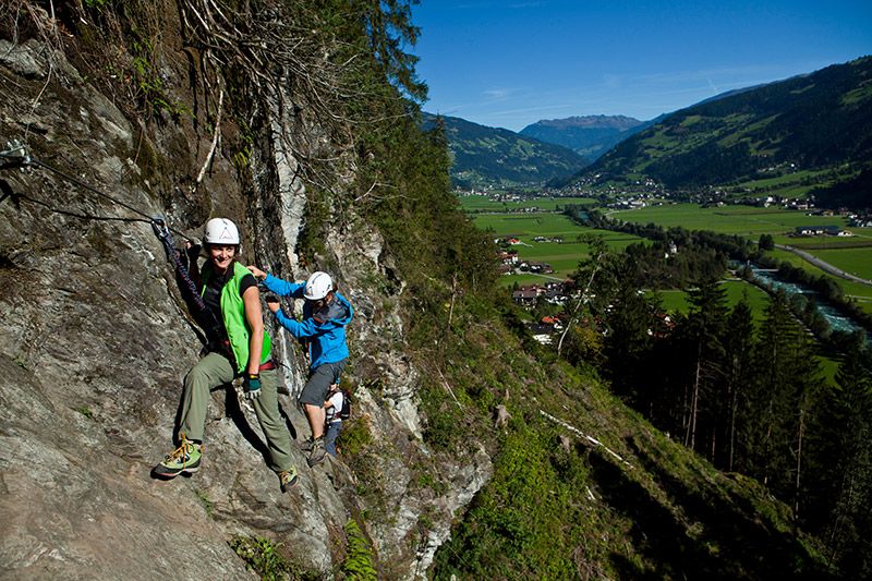 Kletterer am Klettersteig im Zillertal