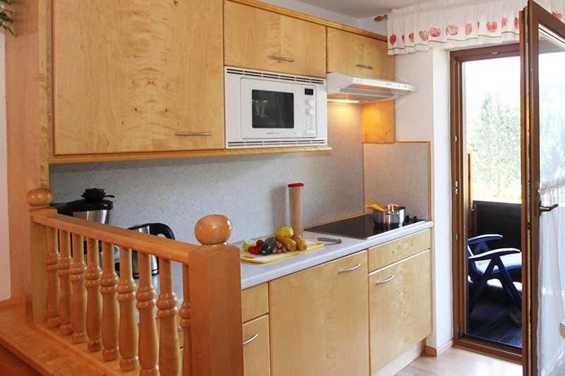 Küche in der Ferienwohnung mit Ausgang zum Balkon