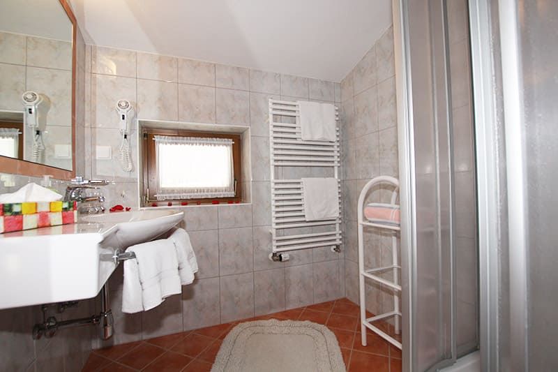Badezimmer mit Waschbecken und Dusche in der Ferienwohnung 