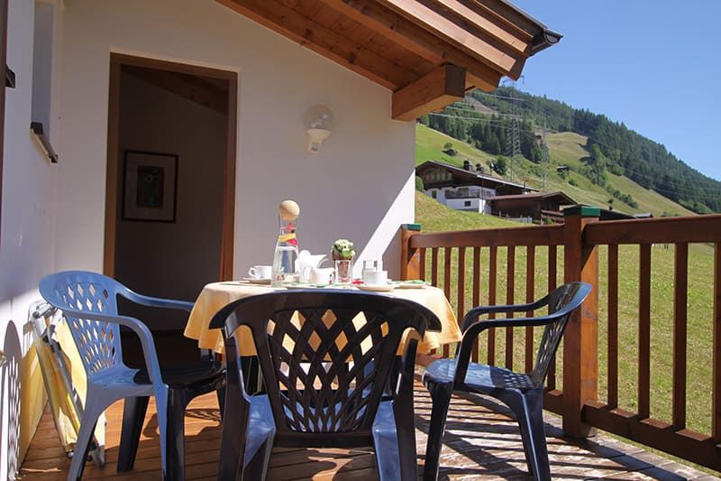Terrasse mit Sitzmöglichkeiten im Familienzimmer im Gästehaus Elfriede in Gerlos