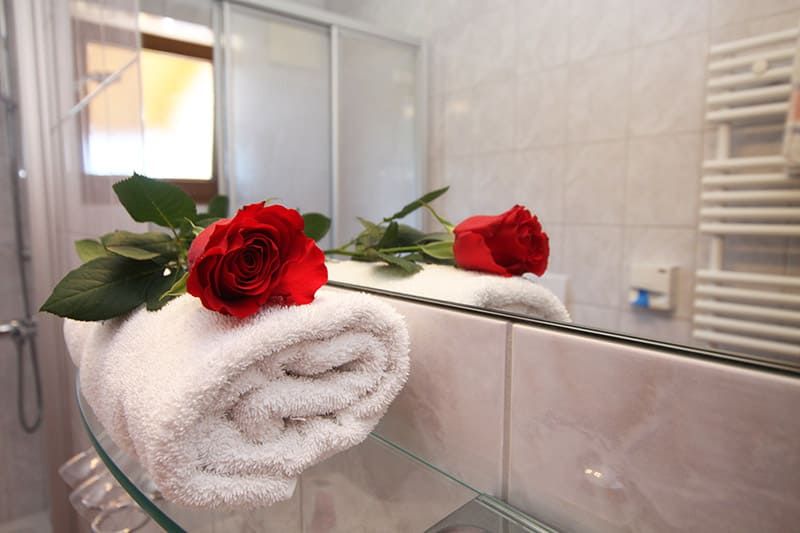 Handtuch mit Rose im Badezimmer