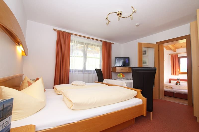 Familienzimmer mit Doppelbett und Doppelcouch im Gästehaus Elfriede