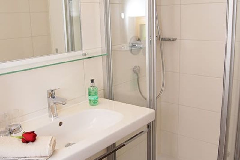 Dreibettzimmer mit Bad mit Dusche und WC im Gästehaus Elfriede