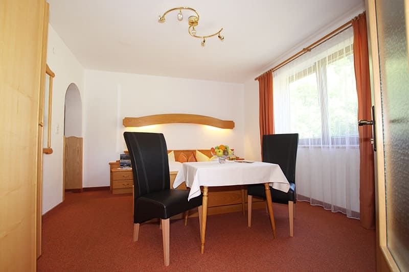 Doppelbett mit Sitzgelegenheit im Familienzimmer
